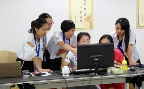  美女們互相交流學(xué)習(xí)，氣氛有點(diǎn)嚴(yán)肅啊