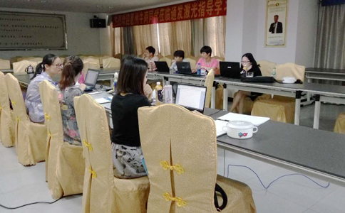  各家的客服美女真是巾幗不讓須眉啊，學(xué)習(xí)工作兩不誤